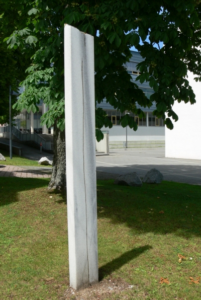 Skulptur aus Rauchkristall im Garten der Städtischen Galerie