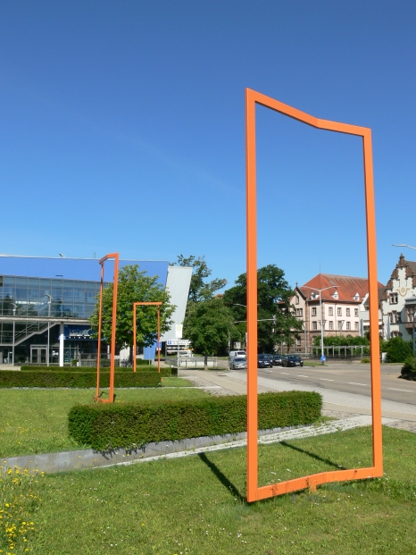 dreiteiliges Kunstwerk vor der Neuen Tonhalle von Gerold Miller