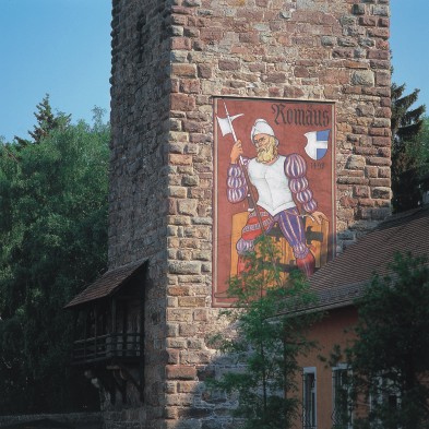 einer der Wehrtürme der Stadtmauer in Villingen mit dem Bild des Villinger Lokalhelden Romäus.