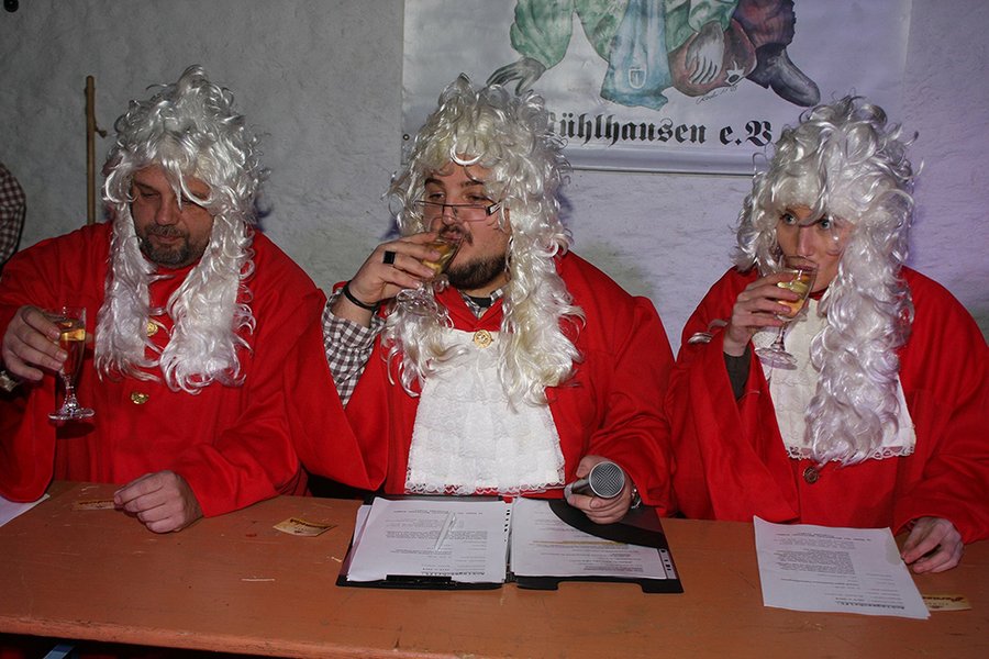 In Mühlhausen im Göpelhaus findet jedes Jahr am 5. Januar die Taufe der Geister und Hexen sowie das Narrengericht statt. Die Richter müssen über die Schandtaten und die Missgeschicke einzelner Mitglieder ein Urteil sprechen. Wenn ein Mitglied verurteilt wird, muss er an einem Umzug ein besonderes Kostüm tragen.