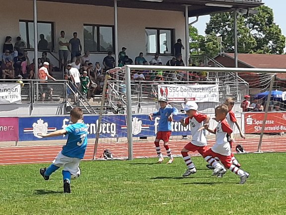 zwei Kinderfußballmannschaften, die gegeneinander spielen.