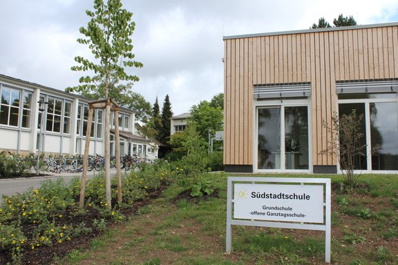 Außenbereich der Südstadtschule mit Anbau.