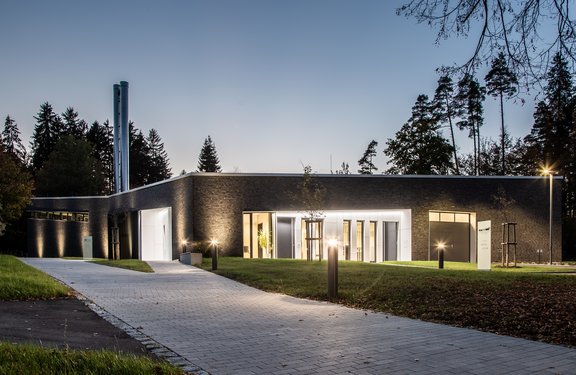 Das Krematorium von außen, wenn es dunkel ist.