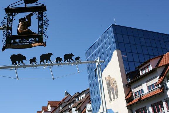 über die Villinger Straße im Stadtbezirk Schwenningen laufen fünf Bären als Kunstwerk über die Straße