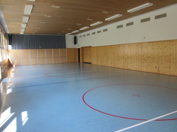 Turnhalle mit blauem Spielfeld