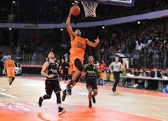 Basketballspielrer der Wiha Panthers in der Flugphase auf dem Weg zu einem Korbleger