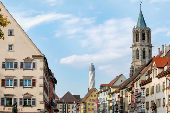 Innenstadt von Rottweil mit Fachwerkhäsuern, Kirchturm und Thyssenkrupp Testturm