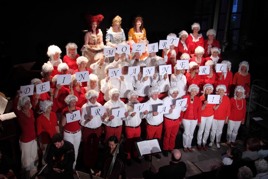 Viele verschiedene Themenkonzerte mit Theatercharakter werden vom Zähringer-Chörle aufgeführt, wie hier bei "Dein Nannerl - Mozart privat".