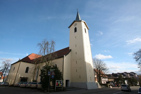 eine weiße Kirche mit blauem Himmel