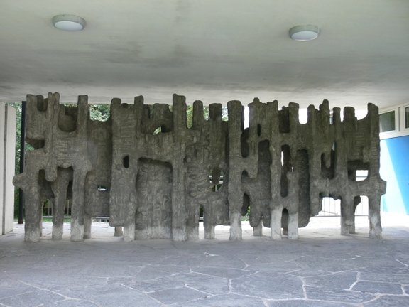 Räumliche Wand von Otto Herbert Hajek, Kunst im öffentlichen Raum