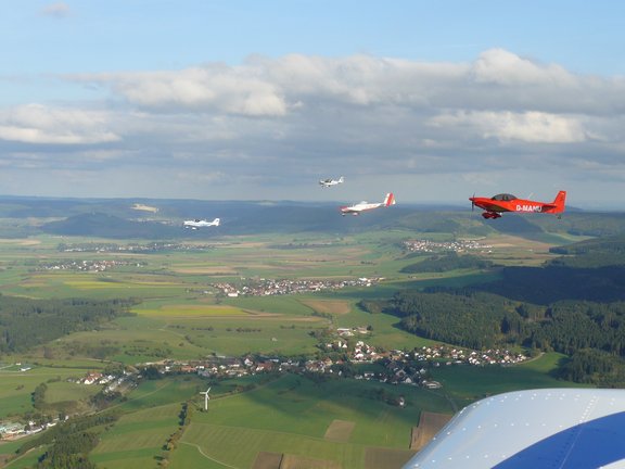 Panorama-Aufnahme einer Sportfliegergruppe in der Luft