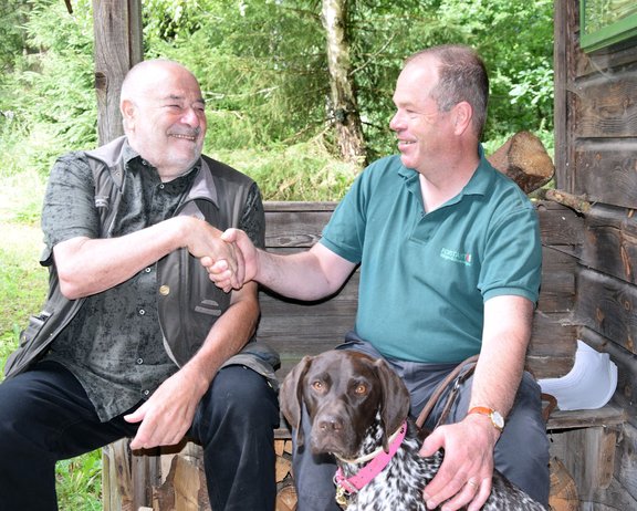 Zwei Männer geben sich die Hand. Der linke Mann ist der Forstamtsleiter und der linke Mann ist Bruno Imhof von der Jagdschule.