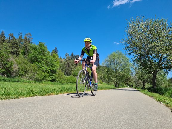 Ansgar Kundinger fährt auf einem Fahrrad.