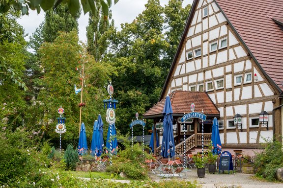 ein altes Fachwerkhaus, in welchem heute der Gastronomiebetrieb namens Bierakademie seinen Gästen Speisen und Getränke serviert