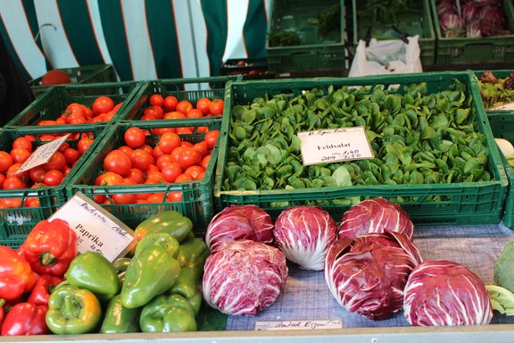 Blick auf Gemüse. Man erkennt unter anderem Paprika und Tomaten.