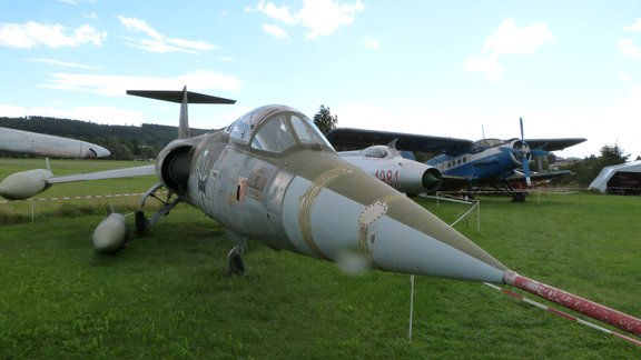 ein altes Flugzeug steht auf grüner Wiese