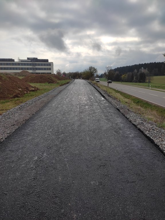 Fertiggestellte Tragschicht des neuen Radweges Spitals Dreißig Jauchert