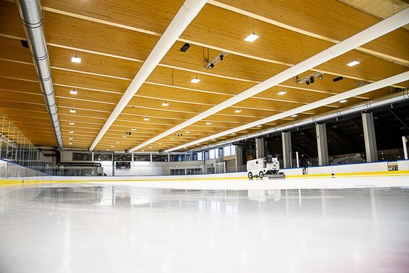 die Eisfläche einer Eissporthalle