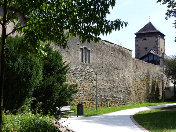 ein Teil der Stadtmauer mit einem der drei Tore.