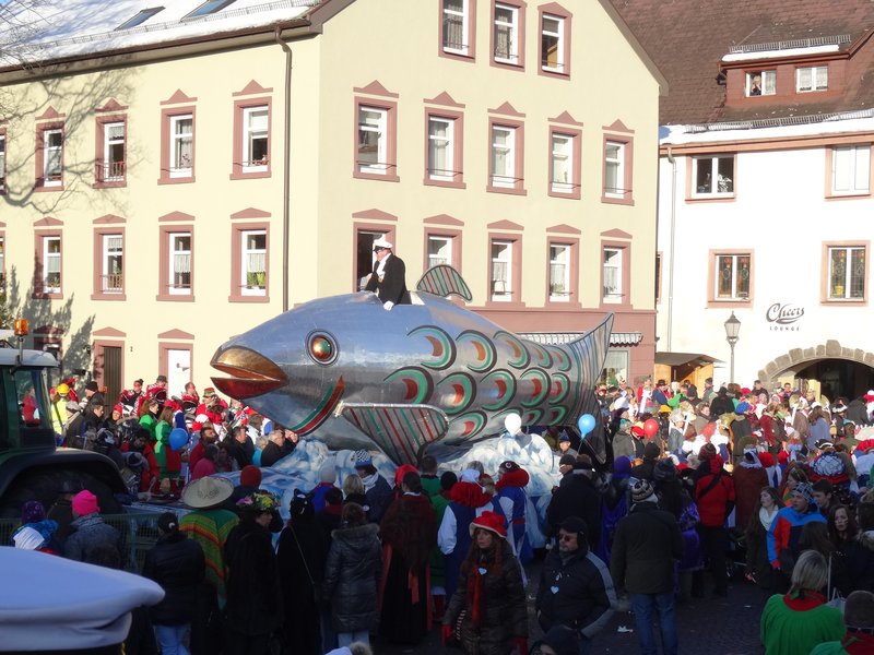 The Heringsdörfler enchant the visitors at the parades with huge floats from which sweets are thrown when the fool's call 'heia heia' is answered with 'Hering'.