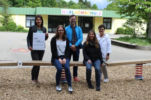 Annika Dannecker, Hannah Drewanz, Armin Mross, Andrea Zeumer und Gabriele Cernoch-Reich sitzen auf der Balancierschlange