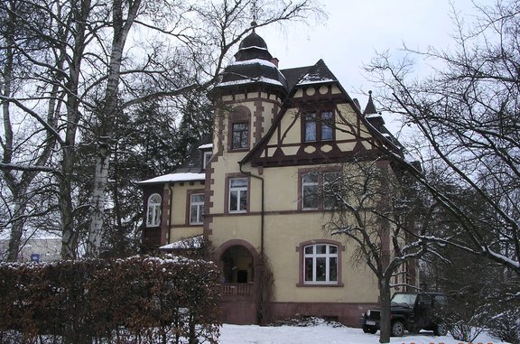 Das Forstamtsgebäume im Winter bei Schnee.