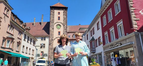 Zwei Frauen mit Flyer in der Hand in der Villinger Innenstadt.