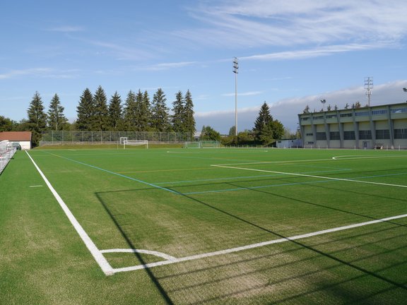 Fußballkunstrasenplatz mit Flutlichtanlage