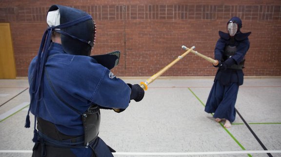 zwei Kendo-Kämpfer  in einer Kampfhandlung