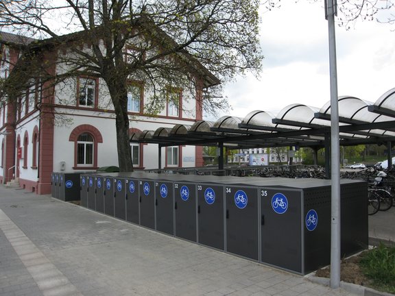 Fahrradboxen zum Abstellen von Fahrrädern am Bahnhof Villingen.