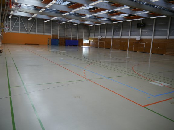 Spielfeld einer großen Sporthalle