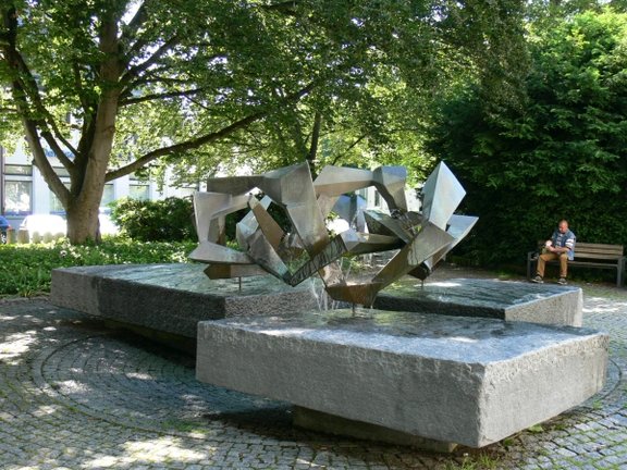 Mahnmal von Willi Dorn als Brunnen in der Villinger Innenstadt