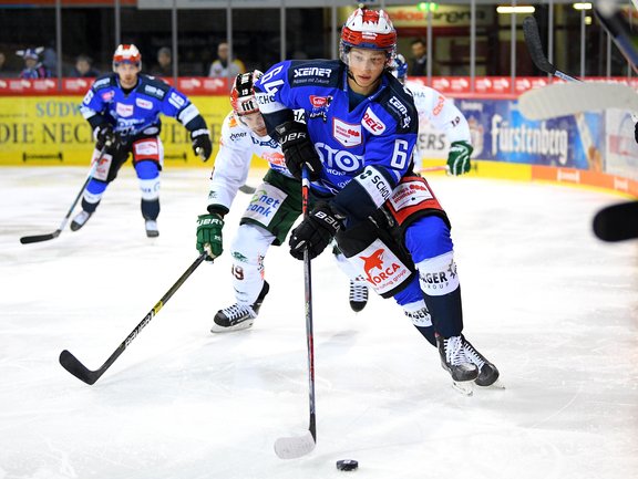 ein Eishockeyspieler im Zweikampf