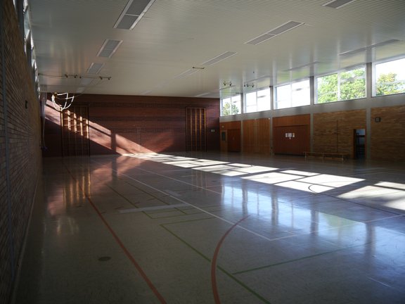 Spielfeld einer Turnhalle mit einer Sprossenwand an der Wand