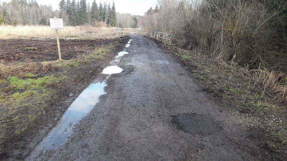 Beschädigter und sanierungsbedürftiger Abschnitt des Radweges Kessel.