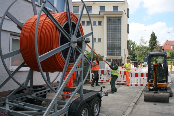 Eine Baustelle mit großer Kabeltrommel.