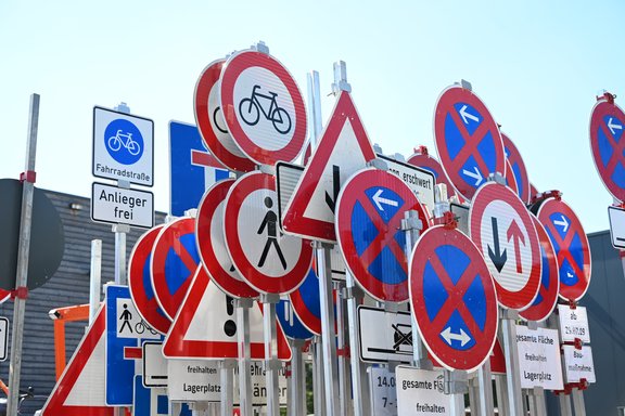 Zahlreiche verschiedene Baustellen- und Straßenschilder.