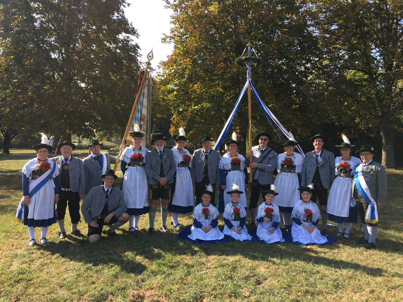 Bei vielen Festen und Umzügen hat es sich der der Gebirgstrachtenverin Almfrieden zur Aufgabe gemacht, bayrische Traditionen, wie zum Beispiel das Schuhplattern, bei uns in der Region zu betreiben.